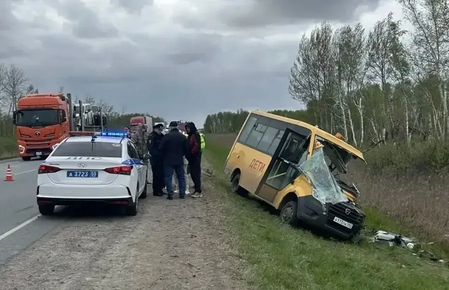 Автобус с детьми попал в ДТП в Омской области Один ребёнок погиб Смертельная авария с участием автобуса перевозившего детей произошла 10 мая на трассе Тюмень Омск По данным МВД в 16 30 омск в районе 519 км автодороги школьная ГАЗель столкнулась с большегрузным автомобилем В результате ДТП один ребёнок погиб на месте семь детей доставлены в больницу В момент аварии в салоне автобуса находились 8 детей Пострадавшим в аварии оказывается необходимая медицинская и психологическая помощь По моему поручению оказание помощи контролируют министр здравоохранения Дмитрий Анатольевич Маркелов министр региональной безопасности Алексей Леонтьевич Кубиц и глава района Иван Иванович Куцевич прокомментировал губернатор Виталий Хоценко Фото МВД по Омской области Подписаться Прислать новость Помочь бустами