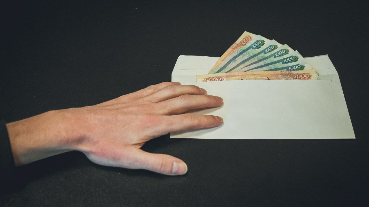 В Ростове на Дону замначальника отдела ЗАГСа попала в поле зрения Следкома Чиновницу и ее подчиненную уличили в коррупционной схеме с ритуальными агентами За 80 тысяч рублей женщина предлагала услуги внести в справки о родстве ложные данные и обеспечить их ускоренную выдачу Теперь фигурантке дела избрали меру пресечения домашний арест Расследование продолжается и к делу привлекают также посредников и самих ритуальщиков Подписаться Прислать нам новость