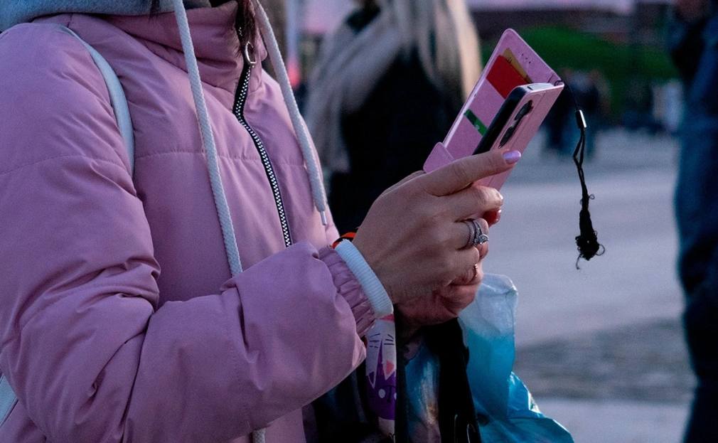 Взрослые сыновья обошли дочерей по объему денежных переводов от матерей и суммы этих переводов крупнее чем дочерям К такому выводу пришли аналитики из Т банка проанализировавшие как часто и в каком объеме мамы и дети переводили друг другу деньги в период с января по ноябрь 2025 года РБК ознакомился с исследованием Из исследования следует что в среднем взрослый сын получает от матери на 10 более крупные суммы 6321 руб чем дочь и на 3 чаще При этом с несовершеннолетними детьми тенденция противоположная мамы переводят больше денег несовершеннолетним дочерям чем сыновьям В среднем суммарный объем переводов девочкам на 77 выше чем мальчикам а средний одноразовый платеж на 33 больше и составляет 1717 руб Фото Дарья Широкова РБК РБК в Telegram и MAX