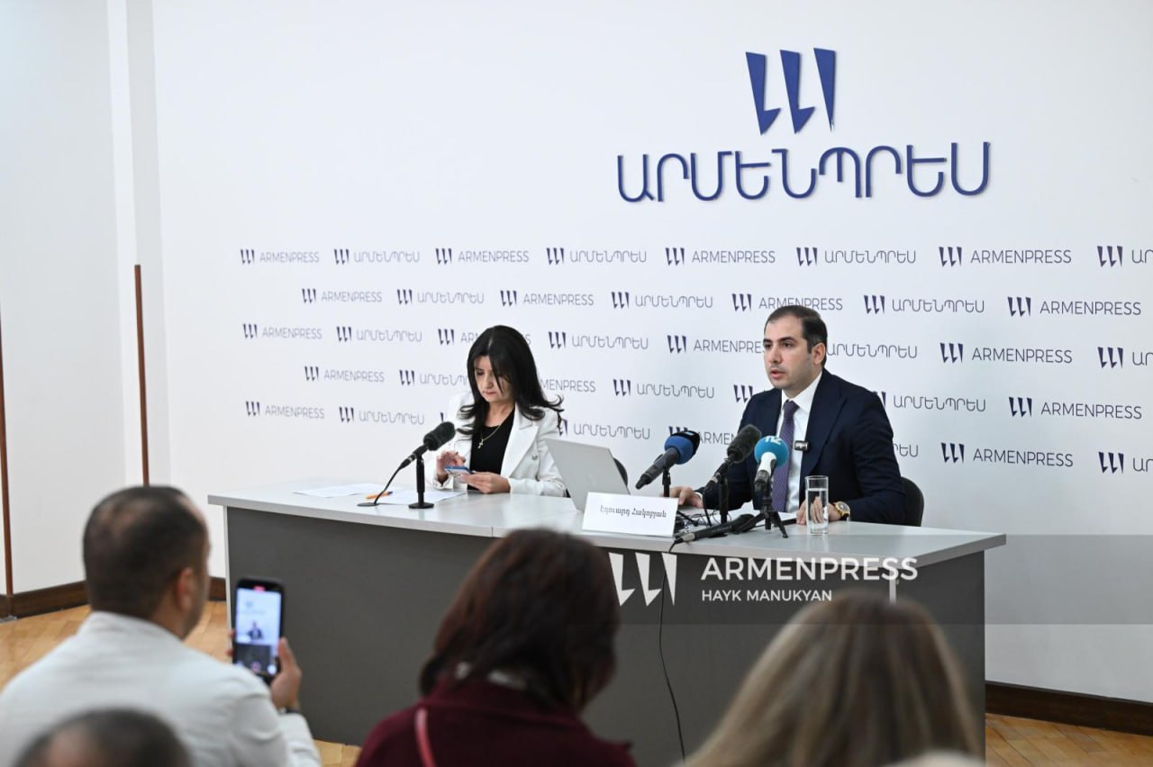 Между Арменией и Ираном ведутся переговоры о заключении соглашения об упрощённом таможенном коридоре Об этом сообщил председатель Комитета по государственным доходам Эдуард Акопян в пресс центре Арменпресс Между Арменией и Ираном ведутся переговоры о заключении соглашения об упрощённом таможенном коридоре которые будут завершены в ближайшее время сказал Акопян Председатель КГД также представил подробности сотрудничества с Грузией Мы обсуждаем вопрос создания совместного пункта с Грузией создана рабочая группа для предоставления совместных услуг на участке Гогаван Гугут отметил Акопян Активно продвигается и сотрудничество с Соединёнными Штатами Америки в направлении развития мощностей приобретения оборудования для таможенной системы а также внедрения некоторых систем мониторинга