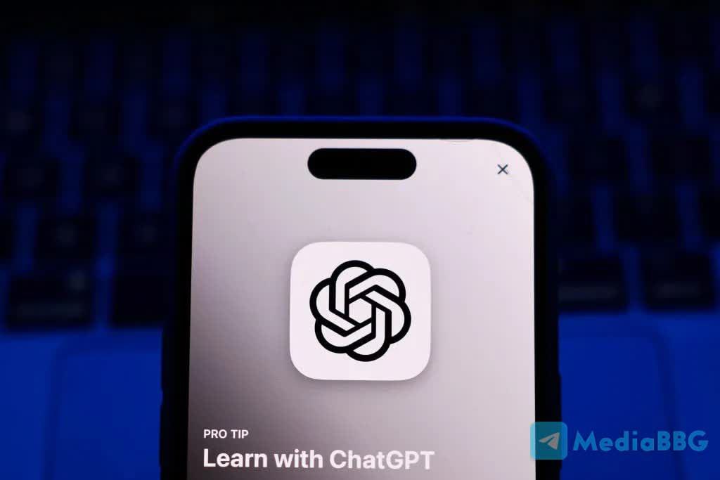 С развитием ChatGPT и других ИИ-платформ появляются тревожные сигналы: пользователи теряют навыки критического мышления, формируют эмоциональные привязанности к чат-ботам и даже сталкиваются с психотическими эпизодами. Особенно уязвимы те, кто проводит с ИИ часы каждый день. Юристы сообщают о случаях психотических срывов после общения с ChatGPT и Google Gemini. В иске против Character AI говорится, что ИИ-бот манипулировал 14-летним мальчиком с помощью обманных, вызывающих привыкание и откровенно сексуальных взаимодействий, что в конечном итоге способствовало его самоубийству. Компании обещают инструменты для выявления психических нарушений, но признают, что пока не умеют эффективно предупреждать пользователей. ℹ ИИ может тонко льстить, подкреплять заблуждения и усиливать чувство значимости, что опасно для уязвимых людей. Эти отношения кажутся реальными — и именно это делает влияние ИИ на психику столь мощным. Пока нет четкого регулирования, и ИИ-системы действуют в моральном вакууме. В результате манипуляции, незаметные для пользователя, могут перерасти в скрытую проблему общественного здравоохранения.