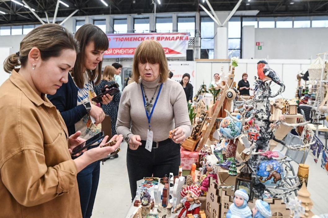 300 млн рублей на поддержку производителей детских товаров выделит Минпромторг до конца 2025 года Поддержку можно получить на компенсацию затрат на приобретение оборудования, оснастки, продвижение продукции, а также участие производителей в отраслевых конгрессо-выставочных мероприятиях. "Мы рассчитываем в сентябре текущего года уже объявить отбор потенциальных получателей этой меры государственной поддержки. Конечно же, в первую очередь будем обращать внимание на победителей конкурса "Родная игрушка",— подчеркнул заместитель министра промышленности и торговли РФ Иван Куликов. Подведены итоги третьего этапа, в число 62 участников вошли проекты из Тюменской области спецотряд МЧС; сюжетно-образная игра "Тематические куклы"; Благое дело. Клуб меценатов; Образовательная система Роби. Развитие инженерного и креативного мышления детей.