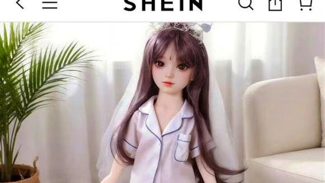 Shein больше не продает секс кукол Ритейлер попал в скандал во Франции из за того что там нашли секс кукол похожих на детей Парижская прокуратура завела дело а министр финансов пригрозил выгнать бренд из страны Shein пришлось извиниться и удалить всех кукол Самая мякотка в том что движ произошел буквально за день до открытия их первого офлайн магазина в Париже Платиновый PR со старта
