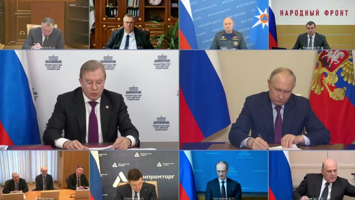 Владимир Путин проводит совещание с членами правительства. В повестке — обсуждение нескольких вопросов: Глава МЧС Александр Куренков проинформирует о ситуации с паводками и подготовке к пожароопасному сезону; Будет обсуждаться развитие лесной промышленности — с докладом о реализации инвестиционных проектов в лесопромышленном комплексе выступит министр промышленности и торговли Антон Алиханов. Отправить новость