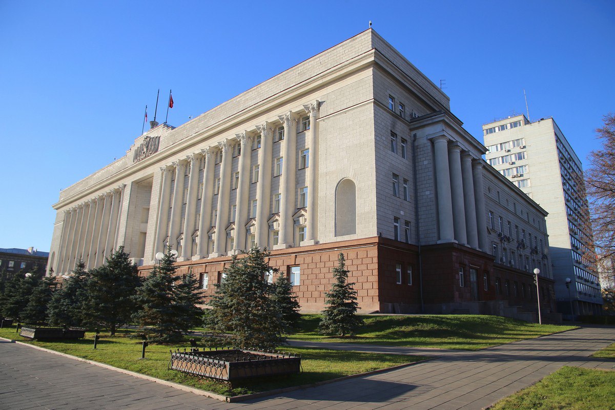 Помещения в правительстве края проверят на наличие скрытых подслушивающих устройств По условиям тендера нужно будет провести проверку зала заседаний Изначальная цена контракта составляет 1 миллион 243 тысячи рублей Победит тот из участников который предложит меньшую цену Цель такой работы предотвратить возможную утечку конфиденциальной информацию Добавим что в стенах правительства звучат сведения которые составляют государственную тайну они не должны попасть к тем кого не касаются Поэтому специалисты должны тщательно осмотреть каждый предмет куда можно спрятать такой жучок в телевизор кондиционер в телефоны сетевой фильтр и так далее Подписаться на kpkrsk