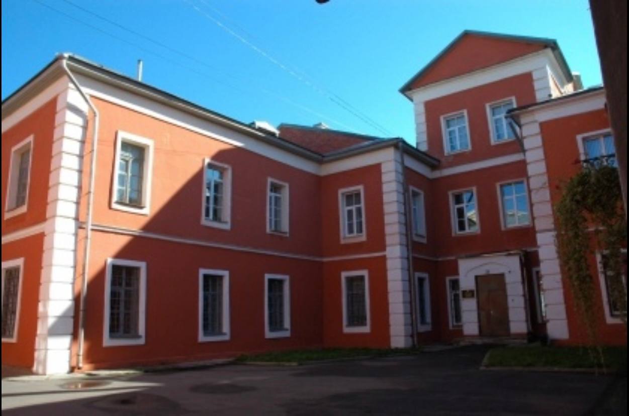 В Пскове иноагент заочно осужден за дискредитацию ВС РФ Собранные следственными органами Следственного комитета Российской Федерации по Псковской области доказательства признаны судом достаточными для признания мужчины в соответствии с распоряжением Минюста России включенного в реестр иностранных агентов виновным в совершении преступления предусмотренных ч 1 ст 280 3 УК РФ совершение публичных действий направленных на дискредитацию использования Вооруженных Сил Российской Федерации и ч 2 ст 330 1 УК РФ уклонение от исполнения обязанностей предусмотренных законодательством РФ об иностранных агентах Следствием и судом установлено что фигурант будучи ранее привлеченным к административной ответственности по ч 1 ст 20 3 3 КоАП РФ в период времени с 24 02 2022 по 28 04 2023 находясь за пределами РФ изготовил и разместил на информационном канале одного из видеохостингов в сети Интернет видеоматериал в котором дискредитировал действия Вооруженных Сил РФ Кроме того осужденный включенный в реестр иностранных агентов и будучи ранее привлеченным к административной ответственности за нарушение российского законодательства об иностранных агентах повторно разместил видеоматериалы на администрируемом им канале в одном из мессенджеров без указания на то что они созданы или распространены иностранным агентом Приговором суда виновному назначено наказание в виде лишения свободы на срок 3 года с отбыванием в колонии общего режима с лишением права заниматься деятельностью по администрированию интернет сайтов на срок 3 года  Подписывайтесь на Псковский Следком