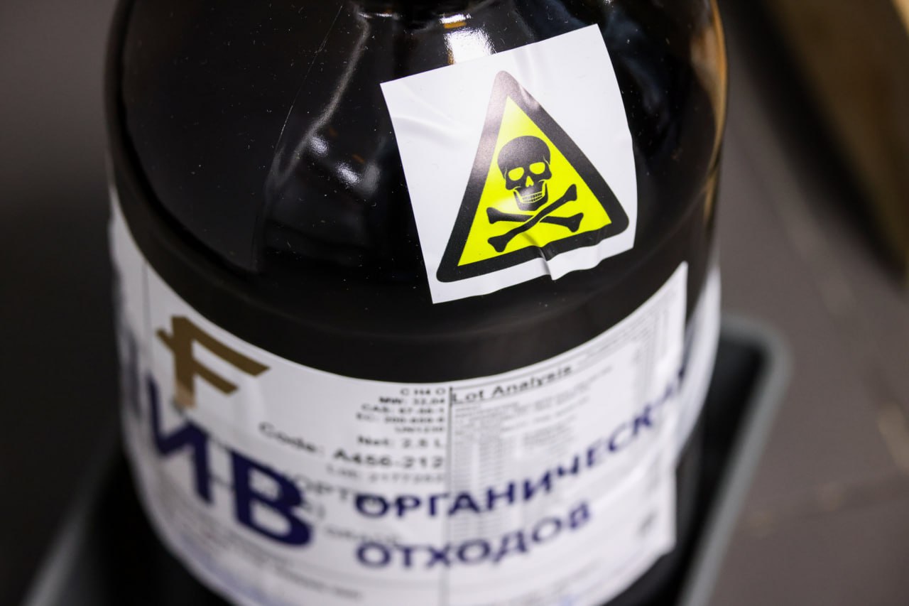 Правила продажи метанола ужесточили С 1 ноября торговать метанолом могут только компании и индивидуальные предприниматели внесенные в специальный реестр Меры нужны чтобы контролировать оборот этого химиката и предотвратить его незаконное использование пишет ТАСС Громких историй с отравлением метанолом немало Как пример ситуация с напитком Мистер Сидр в котором было это ядовитое вещество От пойла тогда пострадал 101 человек более 30 погибли Подпишитесь на Абзац Мнения TG VK Дзен MAX Rutube