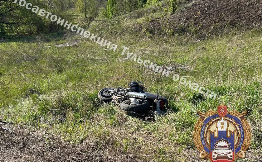 В Киреевском районе мотоциклист столкнулся с машиной и сбил пешехода 18 мая на 24-м километре автодороги Тула-Новомосковск произошло ДТП с участием мотоцикла. Как сообщили в региональной Госавтоинспекции, около семи часов вечера 35-летний мужчина на мотоцикле Kawasaki не справился с управлением и столкнулся с попутным автомобилем Hyundai Solaris. После этого мотоцикл сбил пешехода — 63-летнего мужчину. В результате аварии пострадали мотоциклист — ему на месте оказали медицинскую помощь и отпустили, а также пешеход. Последний с различными повреждениями был госпитализирован. Источник Тульская пресса