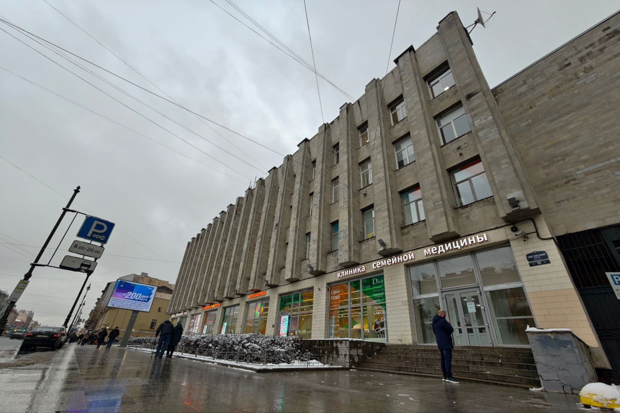 На каком этапе сейчас строительство вестибюля будущей станции Лиговский проспект 2 Этот проект активно обсуждали летом Но с тех по ничего не сдвинулось с места Владелец здания которое должно быть снесено не получал никаких документов от города Поэтому там продолжает работать офтальмологическая клиника А ведь построить вестибюль который завершит оформление входной группы вокзала ВСМ должны были к 2028 году Собрали подробности истории Алексей Булатов Читай нас в MAX Подпишись на Комсомольскую правду СПб