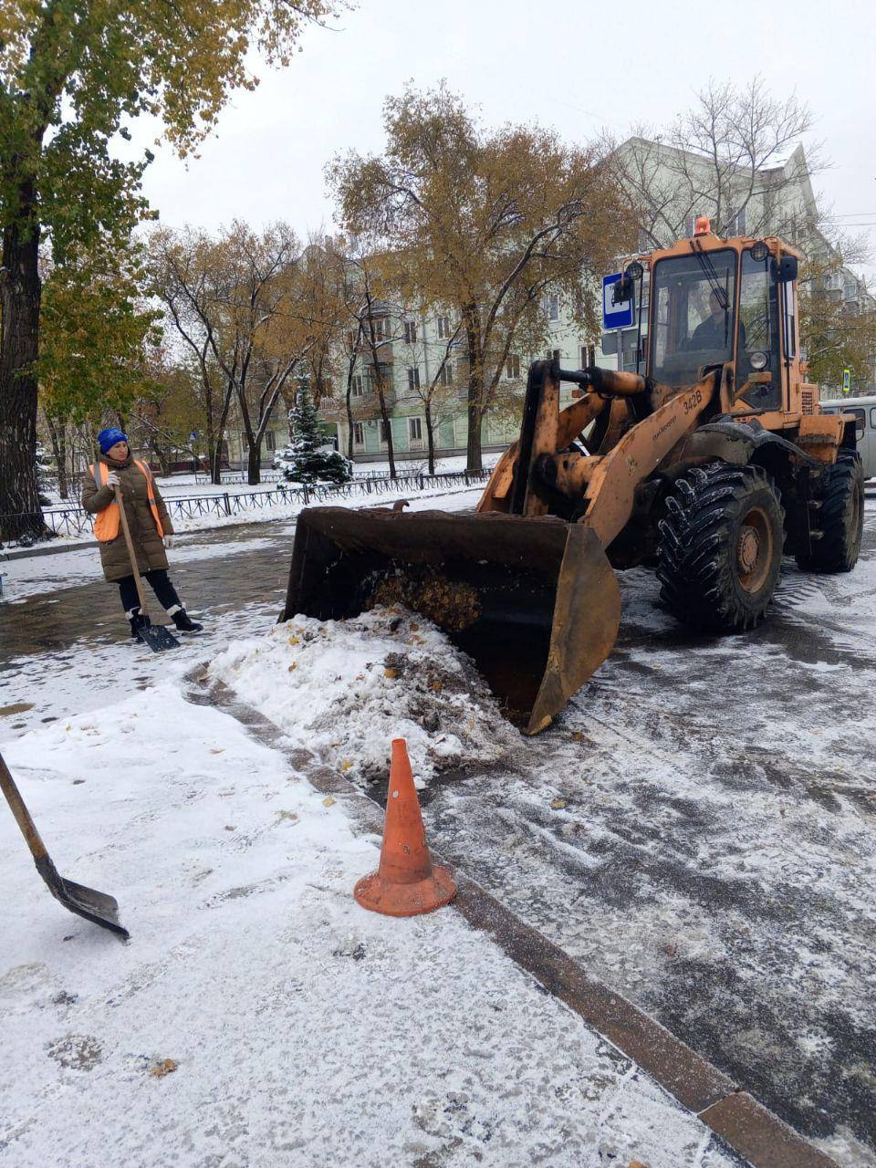 Липецк вовсю готовится к зиме    Для этого сезона готовы 40 тысяч тонн пескосоляной смеси, почти 6 тысяч тонн технической соли и 687 тонн реагента.  К уборке снега и для борьбы с гололедом подготовлены 103 единицы спецтехники. Она оснащена системой навигации, что позволяет отслеживать все маршруты уборки.  Также для города приобретено 28 единиц, проводят торги на покупку еще 8 единиц. Но потребность МБУ «Управление благоустройства Липецка» в технике — 272 единицы. Из-за этого увеличивается время уборки.   Город планирует привлекать к уборке и вывозу снега сторонние организации. Есть возможность получить:  — до 160 самосвалов, — 87 тракторов, — 50 погрузчиков, — 16 автогрейдеров и бульдозеров.  А также привлечь дополнительных сотрудников.    Подпишись на «Липецк №1»