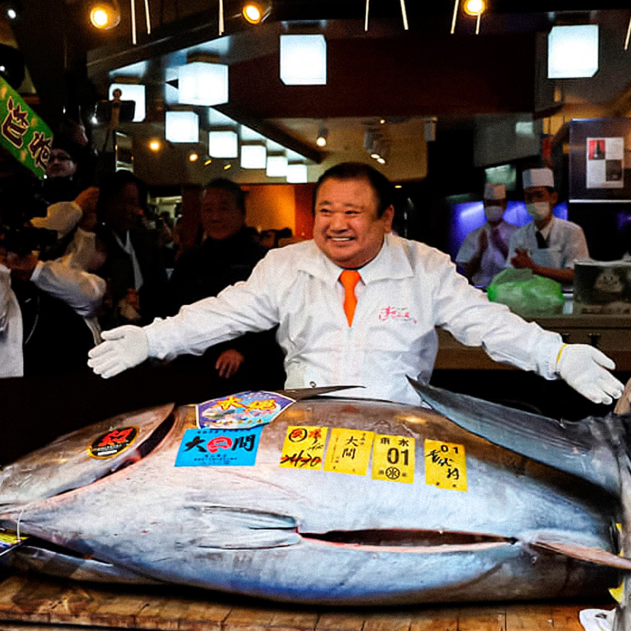 Голубого тунца за 255 млн рублей продали на аукционе в Токио Гигантскую рыбу весом 243 кг купил известный король тунца Кийоси Кимура владелец сети суши ресторанов Sushi Zanmai Цена побила рекорд 510 3 млн йен около 3 2 млн что сравнимо с элитной квартирой в центре Москвы Кимура отметил что хотел взять дешевле но торги взлетели мгновенно и выразил надежду что суши из этой рыбы придадут силы многим людям НМШ