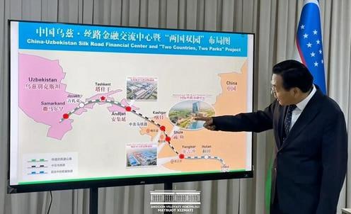 Китайская компания China Shandong Huada Group намерена вложить 500 млн в создание транспортно логистического коридора через Андижанскую область Узбекистана Проект предусматривает железнодорожно автомобильный маршрут для доставки грузов из Китая проходящий по Кургантепинскому и Ходжаабадскому районам Договорённости достигнуты на переговорах главы региона Шухратбека Абдурахманова с представителями компании Инвесторы уже осмотрели будущие участки трассы и планируют построить логистический центр в Андижанской области Согласно предварительной карте маршрута линия свяжет Лхасу Тибет через Синьцзян с узбекскими городами Андижан Джизак Ташкент и Самарканд что должно повысить транспортный потенциал региона создать рабочие места и стимулировать экономику Подробности на сайте Ферганы fergananews
