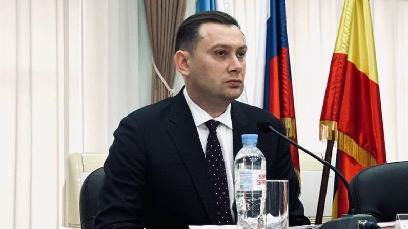 Новым главой Новочеркасска избран Павел Исаков Депутаты городской думы утвердили его кандидатуру большинством голосов Ранее Павла Исакова в качестве претендента на должность поддержали губернатор Юрий Слюсарь и региональное отделение Единой России Всего в конкурсе участвовали восемь претендентов в финал вышли Павел Исаков и Ольга Грицай Примечательно что врио главы города Николай Толмачев сам отказался от претензий на постоянную должность До избрания на пост главы города Павел Александрович был исполнительным директором ООО Экотехнологии ранее занимал пост главы администрации Советского района Ростова на Дону