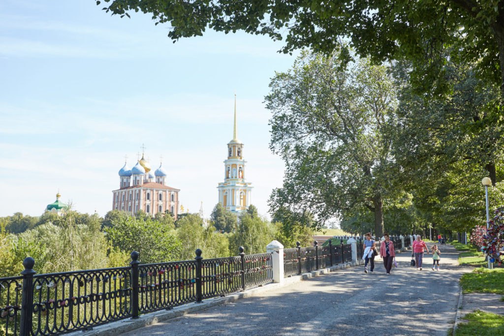 Павел Малков поздравил рязанцев с 930 м Днем рождения города На своей странице в соцсети губернатор Павел Малков написал Нашей любимой Рязани 930 лет Проходят столетия а наш город остаётся молодым и прекрасным У Рязани древняя и славная история Здесь родились великие люди которыми мы по праву гордимся Сегодня Рязань меняется и развивается появляются новые парки и скверы обновляются дороги и общественный транспорт строятся школы и детские сады поликлиники и спорткомплексы Спасибо всем рязанцам за любовь и заботу о родном городе Вместе мы делаем всё чтобы Рязань росла процветала и становилась всё более уютной и комфортной для жизни