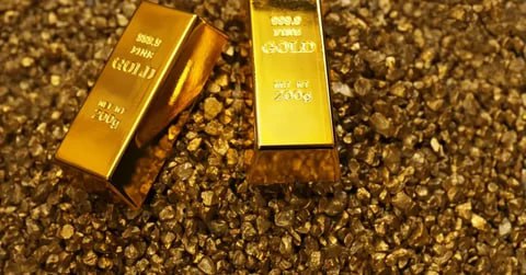 Агентство Fitch пересмотрело прогнозы цен на золото в сторону повышения Теперь там прогнозируют что его стоимость по итогам 2026 года составит в среднем 3400 за тройскую унцию хотя еще в сентябре они ожидали 2700 В 2027 м они ожидают что средняя его цена составит 2500 до этого было 2000 а в 2028 м 2000 ранее прогнозировалось 1800 jkinvest news jkinvest