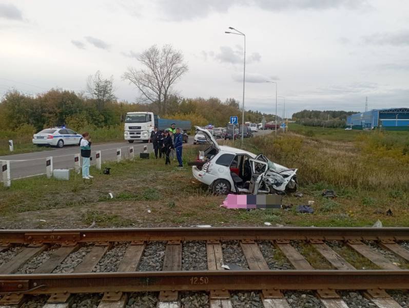 Появились подробности аварии на выезде из Новочебоксарска: в ДТП погибла женщина.  Предварительно, "Калина" проехала на запрещающей сигнал. Произошло столкновение с поездом. Пассажирка легковушки, сидевшая рядом с водителем, скончалась на месте. Еще три человека из "Калины" доставлены в больницу.  По словам автоледи, она не заметила красный сигнал из-за солнца. МВД Чувашии.