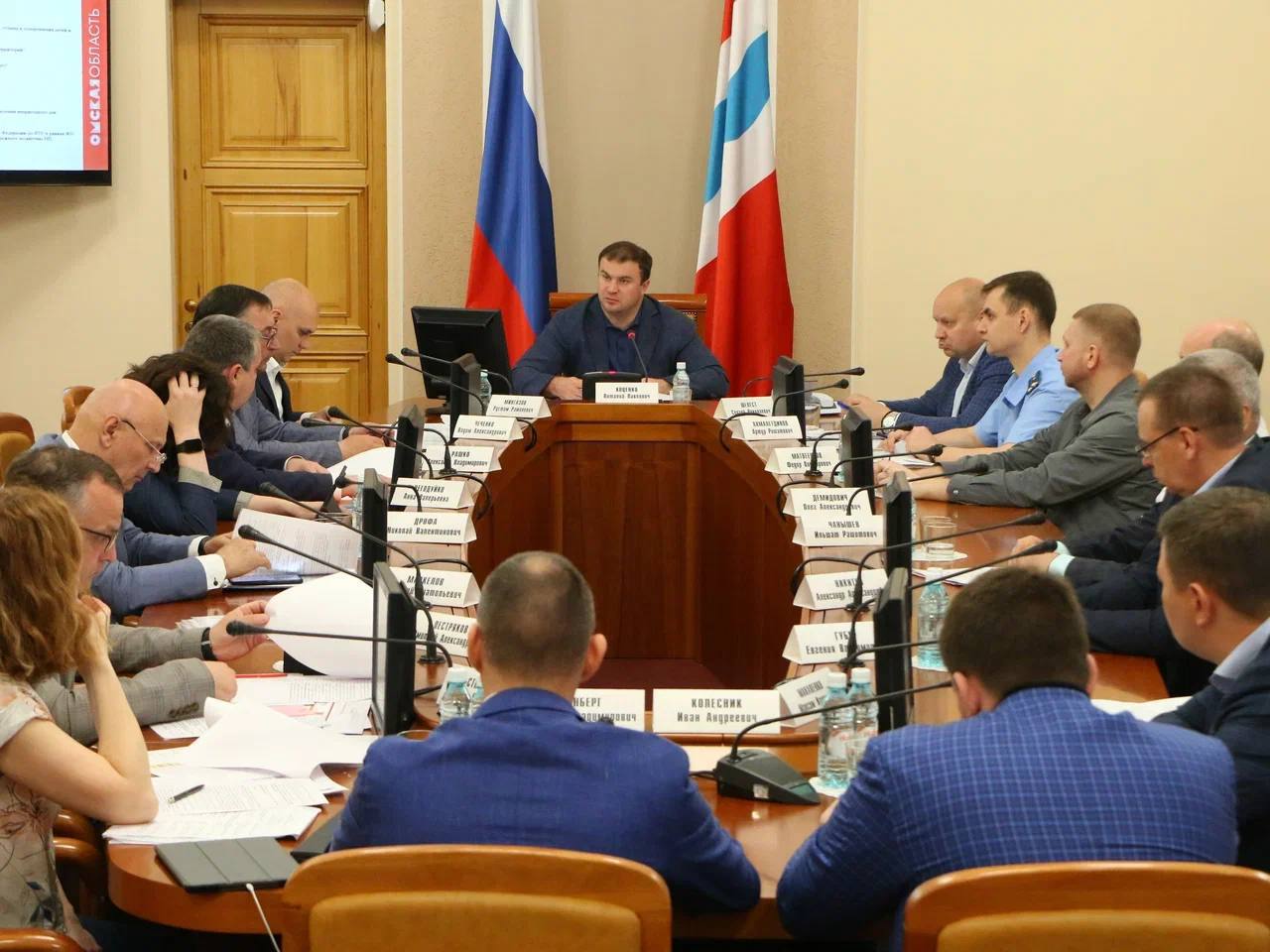 Виталию Хоценко представили отчёт о текущем статусе ключевых инфраструктурных проектов Сегодня, 31 мая, глава региона провёл совещание, в котором приняли участие руководители соответствующих департаментов и компаний-подрядчиков, были заслушаны доклады о текущем состоянии дел на ряде важных объектов. Строительство новой школы в микрорайоне Серебряный берег находится под пристальным вниманием. Работы идут в соответствии с графиком. На объекте задействовано достаточное количество специалистов. Завершается обустройство кровли, параллельно проводятся внутренние отделочные работы и монтаж необходимых инженерных коммуникаций. В рамках возведения операционного блока Клинического медико-хирургического центра закончено строительство подземного этажа и выполнена его гидроизоляция. В настоящее время строится первый этаж. Ранее была установлена кислородная станция и смонтирована система кислородопровода, которая обеспечит постоянную подачу кислорода во все операционные и палаты будущего корпуса. «Контроль за ходом возведения социально значимых объектов будет продолжен. От подрядчиков требуется максимальная мобилизация ресурсов и сил для своевременного и качественного выполнения всех взятых на себя обязательств», — отметил Виталий Хоценко.