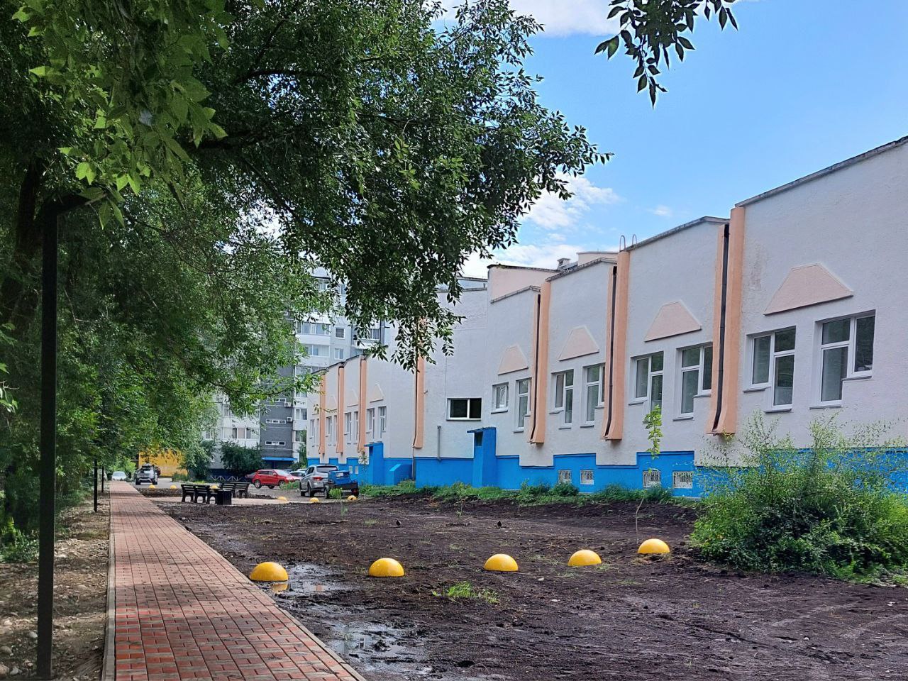 В Саяногорске полным ходом идет благоустройство На бульваре «На семи ветрах» продолжается укладка тротуарной плитки и ремонт теплосети. Эти работы ведутся по двум федеральным проектам. На сегодняшний день выложено уже больше половины пешеходной зоны. На теплосети подрядчик убирает старые сети и кольца, готовится к установке новых труб. Завершилось благоустройство за художественной школой «Колорит». Здесь в рамках федеральной программы «Формирование комфортной городской среды» сделана пешеходная зона с дополнительным освещением, лавками и урнами. У Центра спортивных единоборств уже сформирован выравнивающий слой для укладки регбийного поля. В ближайшее время мелким отсевом подрядчик проведет дополнительную укатку поля. После этого начнется засыпка кварцевого песка, резиновой крошки и укладка специального покрытия для этого вида спорта, – сообщает глава города Евгений Молодняков.