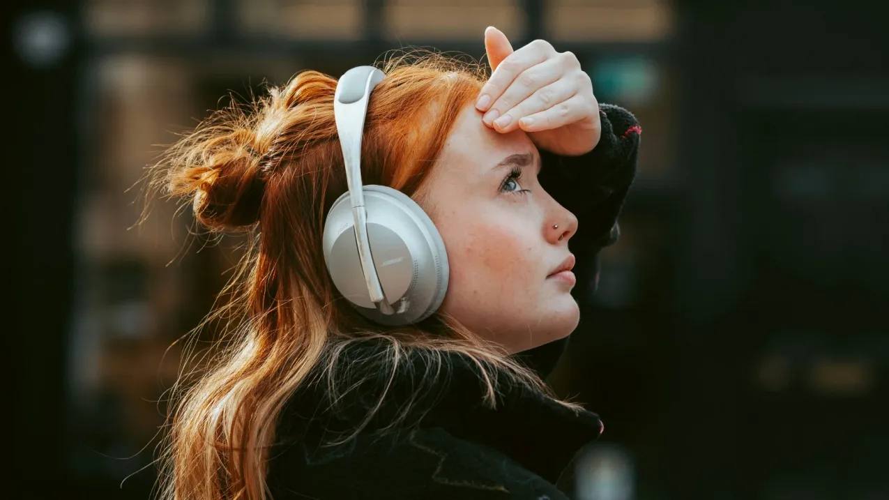 Согласно данным сервиса «Яндекс Книги» ежемесячно на платформе читают и слушают книги 5,2 млн подписчиков «Плюса». «Точкой входа к регулярному чтению» для многих пользователей является аудиоформат, отметили представители сервиса. : Georgi Kalaydzhiev / Unsplash