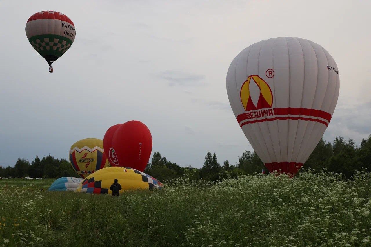 Полюбуемся фотографиями первого тренировочного полета аэронавтов вблизи Великих Лук 8 июня в рамках 29-Международной встречи воздухоплавателей состоялся первый тренировочный полет. Аэростаты можно было заметить в небе от окрестностей деревни Платоново до района деревни Задежа Великолукского района. Фотограф Николай Рябцев запечатлел эти моменты. Впереди аэронавтов ожидает первый спортивный полет. СОСЕДИ60 ДАТЬ БУСТ Отправить нам новость