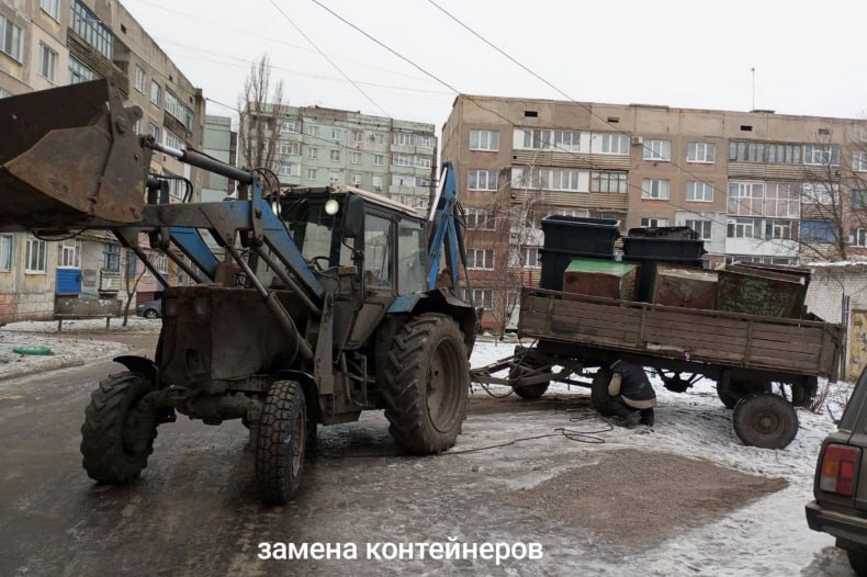 Повседневная работа МУП «Экосервис»  За прошедшую неделю с 20 по 24 января 2025 года специалистами была проведена работа по вывозу мусора с привлечением 13 единиц техники, 13 водителей и 10 грузчиков.  Всего было вывезено 2557,2 м3, в т.ч.: коммунальный сектор МКД – 925,15м3, прочие организации – 385,25 м3, частный сектор – 435,5 м3, свалки – 811,3м3.  «На прошедшей недели мы плотно проводили работу по замене контейнеров для ТКО. Также произведена ликвидация несанкционированной свалки по ул. Широкая_1 с привлечением трактора МТЗ-82 и двух грузчиков. Вывезено 74,4 кубометров мусора», - рассказал директор МУП «Экосервис» Александр Киричек. Замена контейнеров производилась по таким адресам: ул. Широкая 5, ул. Гагарина 33, ул. Буханько 4, кв. 60 лет СССР, дома 3 и 43.  Совместно с МУП «Жилфонд города Свердловск» произведены работы по измельчению веток на квартале Пр. Донбасса, д. 27, 30 и ул. Покрышкина 9 с привлечением четырёх сотрудников и двух тракторов МТЗ-82, на одном из которых был установлен щепорез.