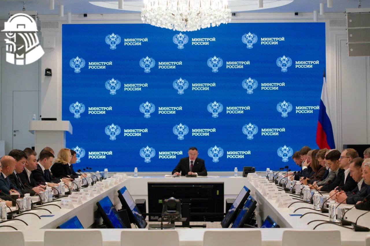 Минстрой окажет поддержку застройщикам Ирек Файзуллин провел закрытое совещание с ключевыми игроками рынка Министр строительства и ЖКХ Ирек Файзуллин обсудил с лидерами строительной отрасли вопросы долевого строительства На встрече присутствовали гендиректоры Группы Самолет ГК Страна Девелопмент А101 и ГК ФСК а также председатель совета директоров компании Брусника Алексей Круковский На совещании поднимались темы соблюдения сроков качества проектов и урегулирования задолженностей Застройщики внесли предложения по совершенствованию законодательства для обеспечения стабильности сектора на что министр ответил готовностью их рассмотреть и оказать необходимую поддержку kvadratnymaster