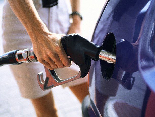 В Молдове проверят АЗС после жалоб на качество дизтоплива В Молдове планируются внеплановые проверки автозаправочных станций на фоне жалоб водителей на качество дизельного топлива При минусовых температурах дизель густеет из за чего автомобили плохо заводятся или выходят из строя В социальных сетях распространяются видео на которых автомастера демонстрируют топливные фильтры покрытые парафином Предполагается что именно это становится причиной неисправностей Государственная инспекция по надзору за непродовольственными товарами проверит соответствие реализуемого топлива требованиям к зимнему дизелю В случае выявления нарушений возможны штрафные санкции Водителям рекомендуют сообщать о подобных случаях в Центр защиты прав потребителей MIR24MOLDOVA Подпишись