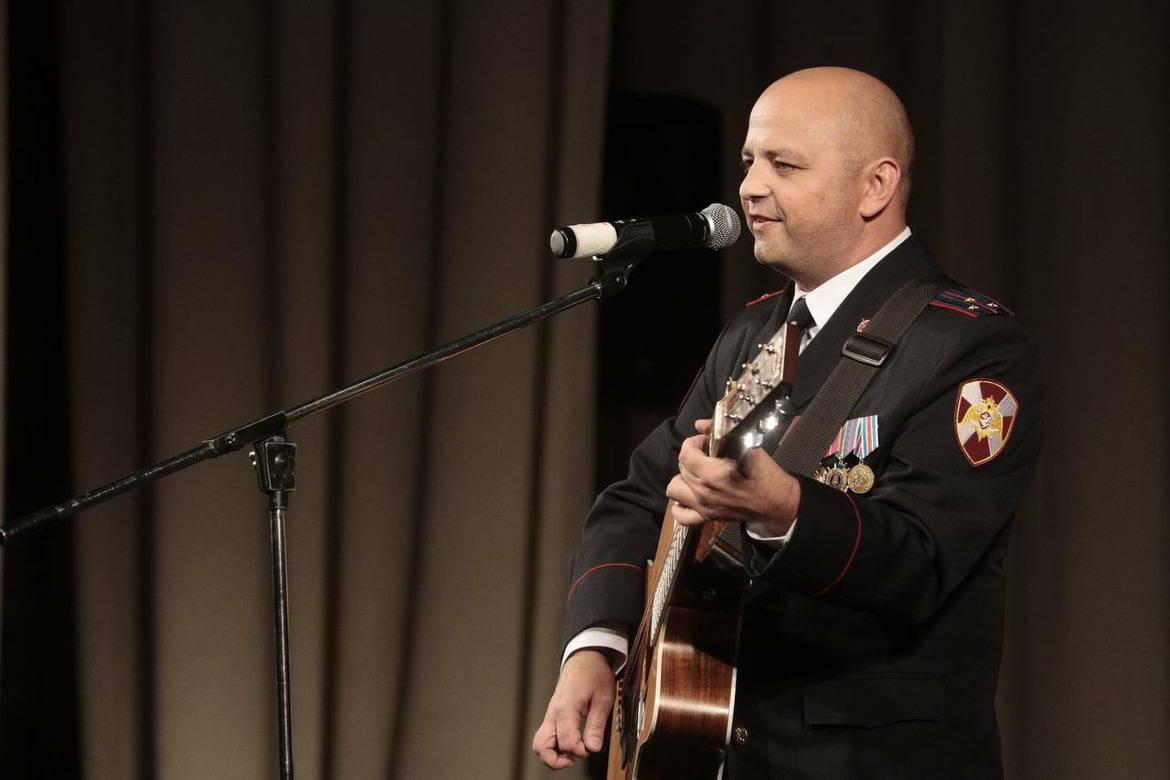 Родня тронула жюри краснодарский росгвардеец стал призером Всероссийского ведомственного конкурса Солдаты антитеррора Авторская песня Родня старшего лейтенанта полиции Антона Гончарова посвященная товарищам отправившимся в зону СВО получила высокую оценку жюри Х Всероссийского смотра конкурса художественного творчества Росгвардии Солдаты антитеррора Проникновенное исполнение композиции самим автором вызвало искренние эмоции Финальный этап конкурса прошел в Калининградской области и собрал более 80 участников из разных регионов России соревновавшихся в шести творческих направлениях По итогам конкурса краснодарский росгвардеец занял третье место в номинации Авторская песня Диплом лауреата ему вручил начальник Главного военно политического управления Росгвардии генерал лейтенант Денис Ермаков Поздравляем с достойным результатом и желаем дальнейших успехов в службе и в творчестве Росгвардия Кубань Творчество rosgvard krasnodar