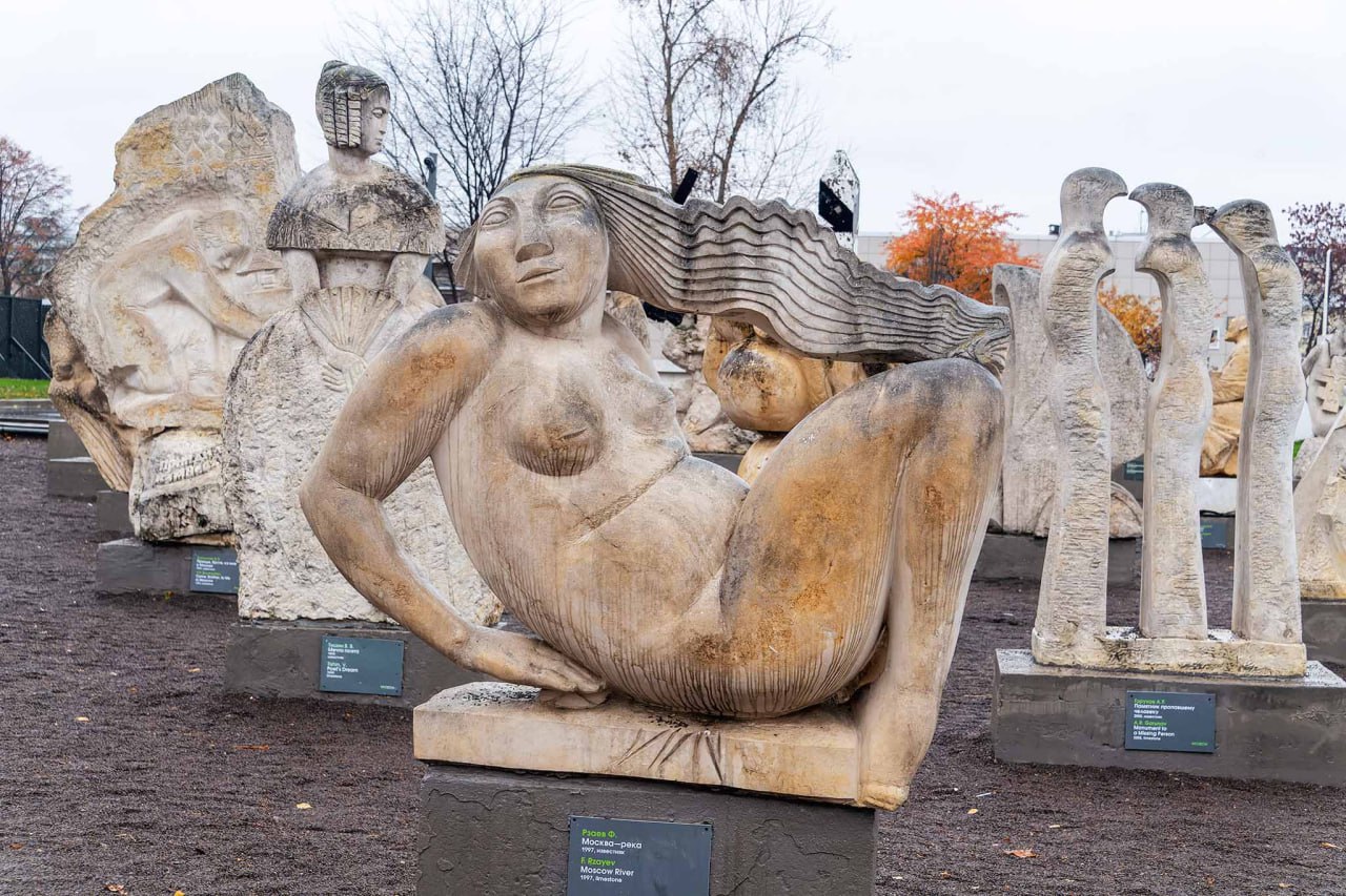 Скульптуры в Музеоне отправились на реставрацию после обнаружения на них множественных механических повреждений Оценка реставраторов также выявила серьёзные загрязнения ряда объектов отслоения и осыпи На неделе культурные власти города Москвы предупредил о том что специалисты осмотрят и отреставрируют более 80 скульптур