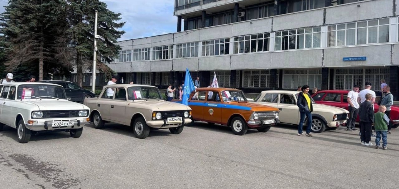 Уфимские владельцы Москвичей с двигателями УЗАМ провели автопробег в честь 100-летия УЗАМ-УМПО - производителя двигателей для Москвичей-412 и 2141.
