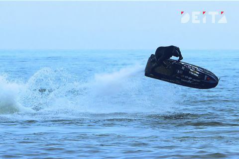 В Приморье спасли двоих, едва не погибших в море В Находке медики вывели из критического состояния женщину, которую вытащили из воды без сознания с тяжелой дыхательной недостаточностью. Благодаря своевременной помощи ее жизнь удалось сохранить. Ранее из больницы выписали 40-летнего мужчину, который провел под водой 4 минуты после падения с гидроцикла. Несмотря на то, что он не умел плавать, спасатели успели оказать ему помощь.