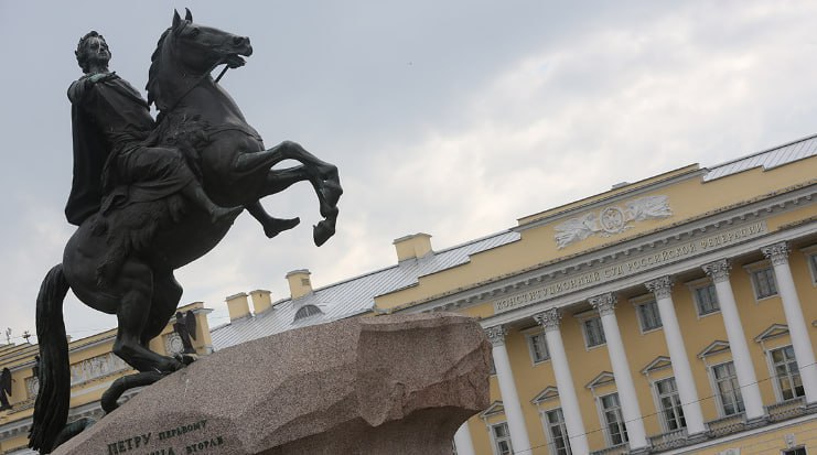 Архангельский Кот from Суд суровый, но справедливый Конституционный суд  КС  закрепил за уволенными с основной работы жителями Крайнего Севера право на получение среднего месячного заработка. С жалобой в наивысшую инстанцию обратился Вячеслав Сергеев. Он работал помощником по уходу за пожилыми людьми и инвалидами в центре социального обслуживания Муезерского района Республики Карелии. Это была его основная работа, но по совместительству Сергеев подрабатывал электромонтером на телевизионном ретрансляторе. В 2021 г. мужчину уволили в связи с сокращением штата. Работодатель выплатил ему выходное пособие в размере среднего месячного заработка, при этом от выплаты среднего заработка за второй-шестой месяцы со дня увольнения отказался – как раз из-за наличия у Сергеева работы по совместительству. В нижестоящих судах добиться справедливости... подробнее на канале: Архангельский Кот @