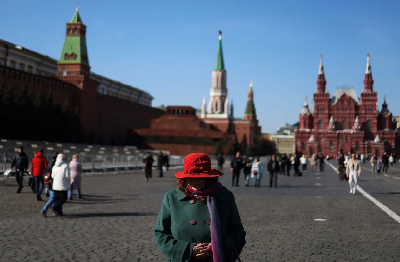 Чурбанская рожа нападение на уроженку Бурятии в Москве Уроженка Бурятии заявила о расистском нападении из за разговора на бурятском языке В московском автобусе произошел конфликт с участием уроженки Бурятии Натальи С которая заявила о нападении и оскорблениях на национальной почве По ее словам инцидент произошел 20 апреля когда она разговаривала по телефону на бурятском языке Женщина рассказала что одна из пассажирок начала оскорблять ее из за внешности и языка назвав рожей чурбанской и потребовав жить в своей стране После словесной перепалки нападавшая ударила Наталью по лицу а еще одна женщина также пыталась вступить в конфликт Пострадавшая попыталась объяснить что Бурятия является частью России однако это не остановило агрессию В результате на место была вызвана полиция которая приняла заявление Наталья сообщила что испытала сильный стресс после произошедшего По ее словам сначала она сомневалась стоит ли публиковать видеозапись конфликта однако решила сделать это чтобы привлечь внимание к подобным случаям Она подчеркнула что игнорировать такие ситуации нельзя Юристы отмечают что описанные действия могут подпадать под статьи Уголовного кодекса России о публичных оскорблениях унижении человеческого достоинства и применении насилия Высказывания с призывами жить в своей стране могут рассматриваться как ксенофобские Будьте в курсе последних новостей с TRT на русском