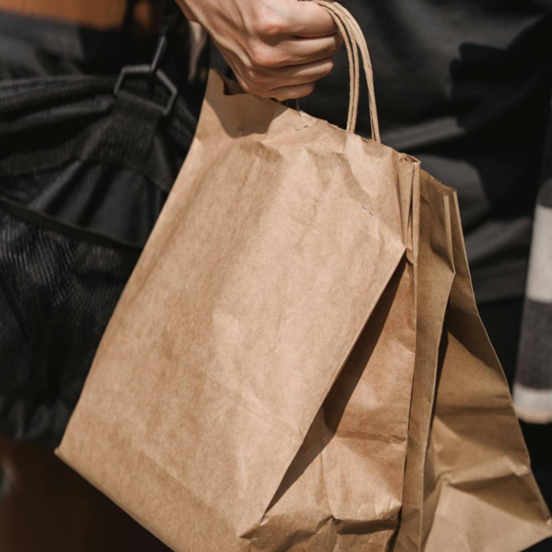 Сколько денег можно сэкономить если не покупать пакеты в продуктовых магазинах а использовать сумку или шоппер Около 2600 рублей в год такую цифру подсчитали специалисты НКО Раздельный сбор Чем меньше одноразовых пакетов используется тем меньше мусора образует город А значит тем меньше нужно строить полигонов мусороперерабатывающих и мусоросжигающих предприятий Если от пакетов постепенно начнут отказываться все жители нашей страны это позволит предотвратить примерно 372 млн тонн выбросов углекислого газа Раздельный сбор проводит марафоны которые помогают желающим сформировать привычку к шопперам