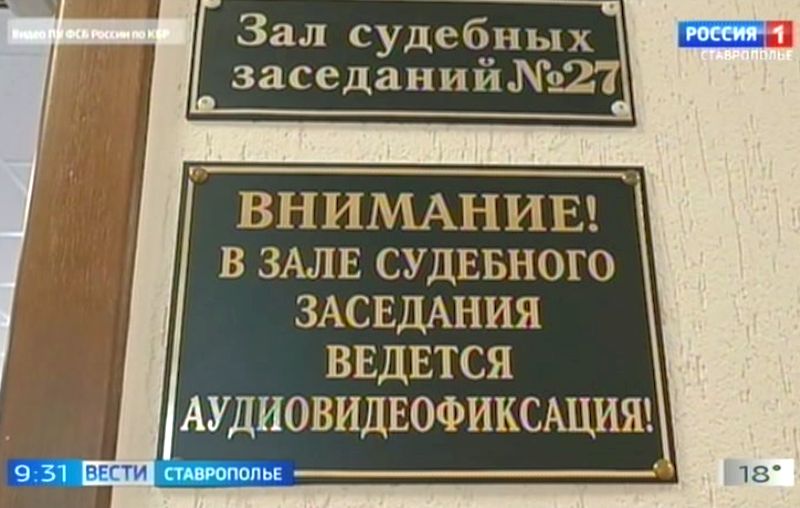 В Пятигорске судили организаторов незаконной миграции Условные сроки получили организаторы незаконной миграции на Ставрополье. По данным краевого управления ФСБ, с 2018 года Чан Буй Чань и Юрий Голик помогали гражданам Вьетнама находить ставропольцев для заключения фиктивных браков. Иностранцы платили за фиктивных супругов с российским паспортом, а взамен получали разрешение на проживание в стране в упрощенном порядке. По такой схеме злоумышленники проработали пять лет, пока силовики не пресекли их незаконную деятельность. В краевом управлении МВД РФ возбудили уголовное дело. Городской суд Пятигорска вынес приговор организаторам. Голик получил два года условно, а его иностранный подельник – 1 год и 8 месяцев, тоже условно. Также каждому назначили штрафы в размере 80 тысяч рублей. Приговор в законную силу не вступил.