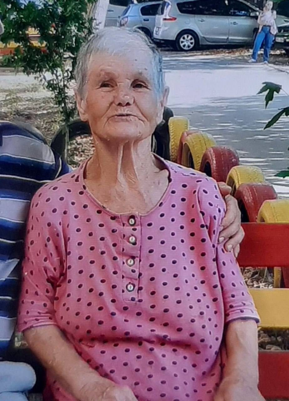 Полиция просит помощи граждан в поисках пожилой женщины 84 летняя женщина ушла в неизвестном направлении из своего дома в Яловенах 13 сентября До настоящего времени родные не знают где она находится Приметы Рост 1 60 м Глаза карие Телосложение среднее Передвигается с помощью двух тростей В момент исчезновения была в серой юбке серой куртке и зелёном платке Всех кто видел пропавшую женщину просят звонить по номерам 068 244 443 0268 222 02 aifmoldova