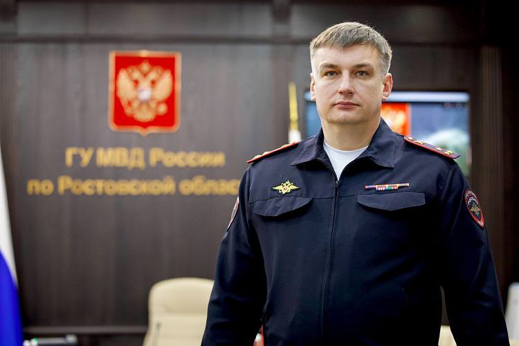 В донском главке МВД представили нового замначальника полиции В Главном управлении МВД России по Ростовской области представлен новый руководитель Начальник регионального главка генерал лейтенант полиции Александр Речицкий представил коллективу нового заместителя начальника полиции по охране общественного порядка полковника полиции Сергея Белецкого На встрече глава ведомства обозначил ключевые задачи для нового заместителя В их числе усиление охраны общественного порядка развитие системы Безопасный город а также организация работы с лицами состоящими на профилактических учётах Отдельно было отмечено внимание к вопросам комплектования подразделений и сохранения личного состава Сергей Белецкий является уроженцем Миллеровского района Ростовской области и имеет более чем 20 летний опыт службы в органах внутренних дел Он окончил Ростовский юридический институт МВД России и Академию управления МВД России Его карьера началась с должности оперуполномоченного уголовного розыска а последним местом службы до нового назначения было руководство Межмуниципальным управлением МВД России Новочеркасское За добросовестную службу полковник полиции награждён медалью За отличие в охране общественного порядка и ведомственными наградами МВД России Подпишись на 1Rnd в МАХ Написать в редакцию