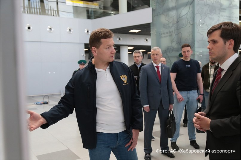 Министерство транспорта РФ VK Аэропорт Хабаровска сможет принимать больше пассажиров международных рейсов Обновленный международный авиатерминал и пункт пропуска через границу осмотрели в ходе визита в Хабаровский край первый заместитель министра Валентин Иванов и глава Росгранстроя Геннадий Безлобенко. Работы по оснащению завершены на 98% — пункт пропуска планируется сдать в июне, а заработает он к осени. Границу здесь смогут пересекать 600 человек в час. Новый терминал удобный и современный: здесь есть два телетрапа, 11 стоек регистрации и два уровня автоматизированной обработки багажа. Для паспортного контроля установлено 30 кабин, включая пять для маломобильных граждан — это позволит избежать очередей. За 2024 год госграницу в «старом» терминале пересекли 258,3 тыс. человек. Рейсы из Хабаровска выполняются в Ташкент, Пхукет, Бангкок, Паттайю, Пекин и Санью. Также у аэропорта высокий транзитный потенциал.