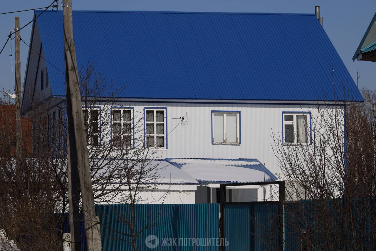 Ипотека на ИЖС просела на 75% В первом полугодии 2025 года выдано всего 33 тыс. ипотек на дома и ИЖС — это в 4 раза меньше, чем год назад. Объём кредитов упал на 69% и составил 179 млрд руб. Причины — рост ставок и свертывание господдержки. Но есть и плюсы: 97% кредитов оформлены на стройку по индивидуальным проектам; 98% — по льготным программам; «Семейная ипотека» заняла 78% всего объёма, показав рост в июне. Написать Чат Подписаться