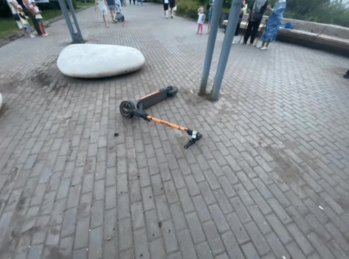 Последний заезд 16-летнего самокатчика из Бугульмы. Спустя несколько часов после столкновения со столбом он скончался в больнице. Какие травмы получил его приятель, не уточняется.  "Шестнадцатилетний подросток катался на электросамокате и в пути следования совершил наезд на металлический столб декорации на пешеходной зоне улицы Ярослава Гашека. Мальчик был госпитализирован в больницу с травмами, от которых сегодня утром скончался", - говорится в сообщении прокуратуры Татарстана.   #Бугульма, #самокатчики, #столб_ни_в_чем_не_виноват, #на_ровном_месте, #псж