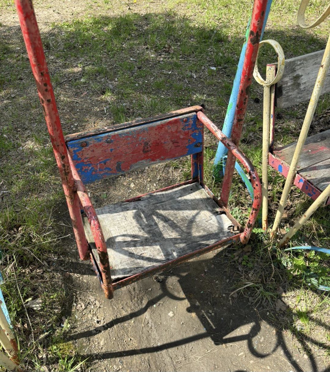 Опасные детские игровые площадки в ЕАО Детские игровые площадки в населенных пунктах Приамурского, Николаевского, Смидовичского, Волочаевского городских поселений и Волочаевского сельского поселения приведены в негодное для использования состояние и представляют опасность для детей. Спортивные тренажеры, качели и другие комплексы сломаны, конструктивные элементы деформированы и являются травмоопасными. На качелях отсутствуют каркас, поручни и подножки; сидение скамейки разрушено; на детском игровом комплексе отсутствует перекладина с ограждением и т.д. Также отсутствуют или повреждены информационные таблички с указанием правил и возрастных ограничений на использование оборудования, адресов, телефонов специализированных служб и другие обязательные для размещения сведения. Площадки находятся на балансе администраций указанных поселений, однако надлежащее их содержание и обслуживание не обеспечивается. По результатам проверки прокуратура района в адрес глав муниципальных образований внесла шесть представлений об устранении нарушений закона, а также потребовала привести детские игровые площадки в нормативное состояние. Устранение нарушений взято прокуратурой района на контроль. Все НОВОСТИ ЕАО в одном месте жми Прислать новость