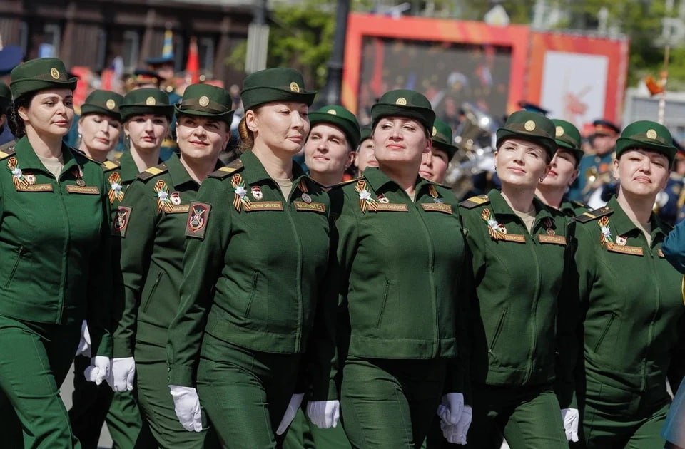 В отборочный тур региональной программы «Герои Южного Урала» впервые прошли семь женщин, участвовавших в СВО. Они наряду с мужчинами ответили на тестовые задания и написали эссе, доказав, что готовы двигаться дальше — к индивидуальным собеседованиям. Всего на программу поступило более тысячи заявок, и это один из самых высоких показателей в стране. — Герои Южного Урала» показывают: наши бойцы уже готовы делиться своим опытом в органах власти и коммерческом секторе, – отмечают организаторы. Программа стартует 1 июля и включает год обучения в РАНХиГС, стажировки и наставничество. Из 545 кандидатов 60 начнут учёбу уже этим летом, ещё 30 участников СВО попадут в резерв. Выпускники смогут применить боевой опыт в мирной жизни — в управлении, экономике, технологиях и работе на благо региона.