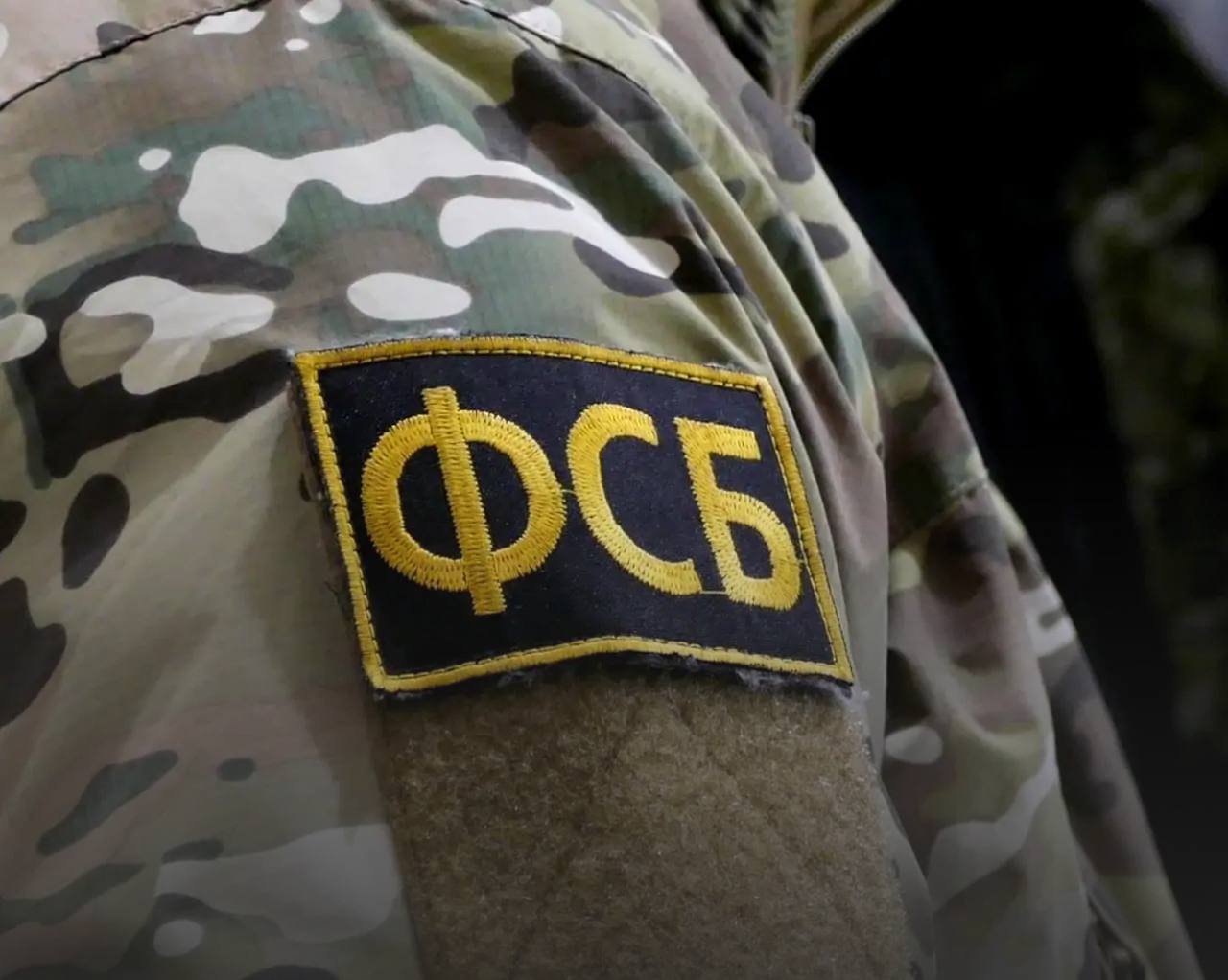 За подготовку теракта в Кабардино Балкарии задержан 16 летний подросток ФСБ России предотвратила подготовку теракта против полицейских в Кабардино Балкарии Об этом ТАСС сообщили в Центре общественных связей ЦОС ФСБ России По данным ФСБ при подготовке нападения с использованием зажигательных устройств и самодельных взрывных устройств задержан действовавший по указаниям кураторов из террористических организаций житель Кабардино Балкарии 2009 года рождения готовивший покушение на сотрудников полиции Нальчика Как сообщила ТАСС официальный представитель СК РФ Светлана Петренко 16 летний подросток в Нальчике арестован Подробно