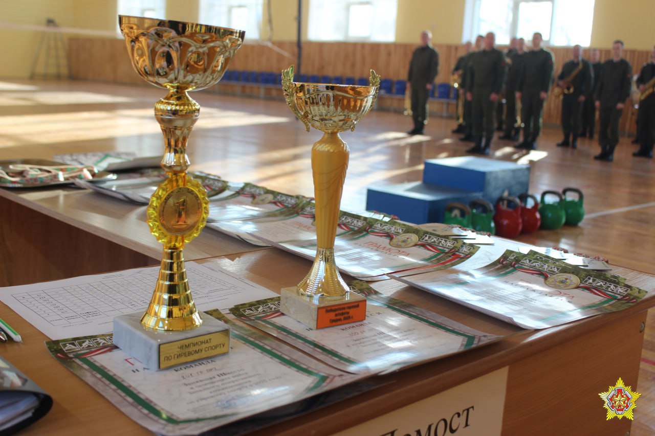 #армия_и_спорт    В Гродненском гарнизоне завершился чемпионат войск Западного оперативного командования по гиревому спорту.   В состязаниях приняли участие девять команд. Военнослужащие состязались в классическом двоеборье: толчок двух гирь и рывок гири поочередно одной и другой рукой, а также в гиревой эстафете.   В командном первенстве места распределились:   1-е место – команда 11-й отдельной гвардейской механизированной бригады;   2-е место – команда 6-й отдельной гвардейской механизированной бригады;   3-е место – команда 841-й гвардейской группы артиллерии 11 омбр.  Фото: Александр Севенко, «Ваяр»    Проголосовать за канал    Сайт   Instagram   Х   Ok   Vk   Fb