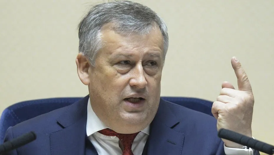 Последствия атаки БПЛА на Ленобласть и Петербург этой ночью Жители Петербурга и области массово жалуются на сбои в работе мобильного интернета По данным сервиса Detector404 за сутки зафиксировано более 3 1 тыс жалоб на плохую работу интернета за последний час почти 300 Губернатор Дрозденко официально предупредил о возможном понижении скорости мобильного интернета У некоторых пользователей перестал работать даже домашний Wi Fi и не открывались сайты из белого списка Росавиация ввела временные ограничения на приём и выпуск воздушных судов в аэропорту Пулково для обеспечения безопасности полётов до 4 16 Десятки рейсов были задержаны или отменены Основной целью атак Дрозденко назвал нефтеперерабатывающий завод НПЗ в Киришах где в результате налёта случился пожар Всего военные сбили 29 БПЛА большинство из которых направлялись к НПЗ Губернатор заявил что жертв в результате атаки нет Александр Веселков ДП Подписаться на ДП в Telegram MAX