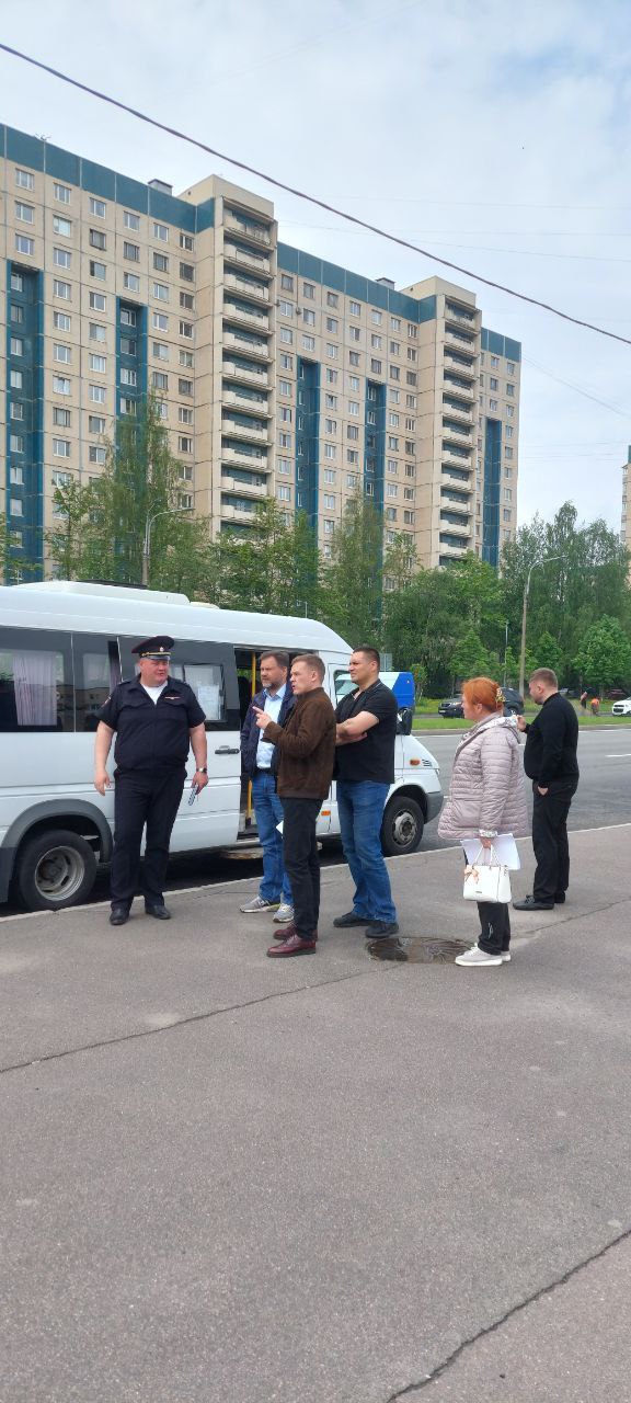 В Петербурге стартовали выездные комиссии, по результатам которых будет сформирован список адресов, где необходимо менять схему организации дорожного движения Первое проверочное мероприятие прошло сегодня в Приморском районе. Руководство СПб ГКУ «Дирекция по организации дорожного движения Санкт-Петербурга», подведомственного Комитету по транспорту, и Администрации района осмотрели наиболее проблемные участки улично-дорожной сети. В том числе, набережную Черной речки, Белоостровскую, Ивинскую улицы, Вокзальную улицу в поселке Ольгино, Парашютную, улицу Уточкина, проспект Королева. По мнению сотрудников Администрации, на некоторых участках нужно обустроить нерегулируемые пешеходные переходы. А там, где они малоэффективны – построить новые светофорные объекты. Кроме того, на ряде адресов необходимо повысить уровень доступности транспортной инфраструктуры для маломобильных граждан. Например, занизить бордюрный камень в районе перекрестков. Окончательное решение об установке технических средств организации дорожного движения будет принято после мониторинга дорожной ситуации на проверенных адресах. Выездные мероприятия проводятся с целью повышения уровня безопасности на дорогах Северной столицы. В ближайшее время подобные комиссии будут проведены и в других районах города. Напомним, ранее СПб ГКУ «Дирекция по организации дорожного движения» пригласило петербуржцев принять участие в улучшении пешеходной инфраструктуры.