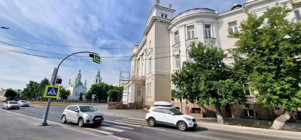 Визитная карточка Тюмени обретет новую архитектурную подсветку Новое архитектурно-художественное освещение сделают на здание на ул. Луначарского, 2, в котором располагается Строительный институт ТИУ. Работы завершат до конца месяца. Это подарок городу от одной из компаний-застройщика, и он отвечает целям разрабатываемого мастер-плана "Врата Сибири".