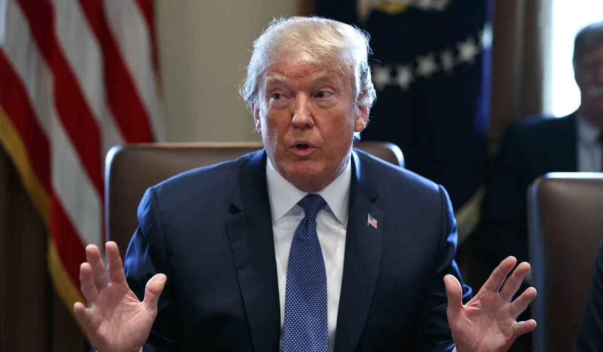 Дональд Трамп запретил внедрять в ИИ леворадикальную идеологию и политику инклюзивности Лидер США подписал три указа, которые смягчат экологические нормы и расширят экспорт технологий ИИ в другие страны, чтобы победить Китай в «борьбе, определяющей XXI век». Один из документов обязывает компании с федеральным финансированием избавить чат-боты и другие приложения от политической предвзятости, в основном — от «прогрессивных марксистских бредней»: Раз и навсегда, мы избавляемся от "woke". Я подпишу указ, запрещающий федеральному правительству закупать ИИ-технологии, в которые внедрены партийные или идеологические установки вроде критической расовой теории — это абсурд. Согласно другому указу, правительство не будет вмешиваться в регулирование функционала ИИ на частном рынке, но станет внимательнее относиться к выбору моделей при проведении госзакупок. Третий документ направлен на создание и реализацию «Американской программы экспорта искусственного интеллекта» для поддержки разработки и внедрения американского ИИ за рубежом.