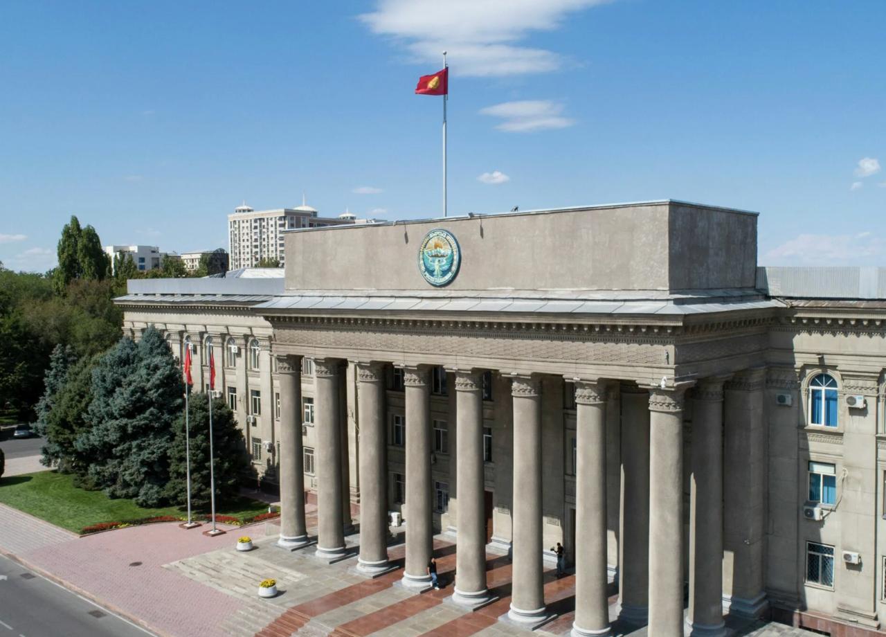 Все майнинг фермы в Киргизии были отключены в целях экономии электроэнергии сообщает Минэнерго страны Энергетики полностью обесточили майнинг установки и поставили пломбы исключающие повторное подключение 6 ноября Кабмин Кыргызской Республики ввёл меры по повышению энергоэффективности и рациональному использованию электроэнергии В рамках этих мер принято решение о целесообразном регулировании внутреннего и наружного освещения и электроприборов административных государственных учреждений в период с 18 00 до 06 00 часов Ранее писали что в В Киргизии могут локализовать производство литий ионных батарей Росатома Для преодоления энергокризиса и развития ВИЭ очень полезная инициатива Правда может оказаться энергоёмкой смотря какие процессы будут локализовывать