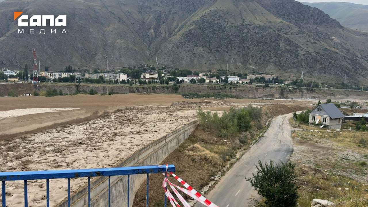 По реке в Кабардино-Балкарии сходит селевой поток   Кадры опубликовало региональное управление МЧС. Мощный селевой поток сходит по реке Герхжан-Суу в Тырныаузе. Движение на участке перекрыли, на месте работают экстренные службы и бригады Госавтоинспекции.     Подписывайся на «Сапа Кавказ»